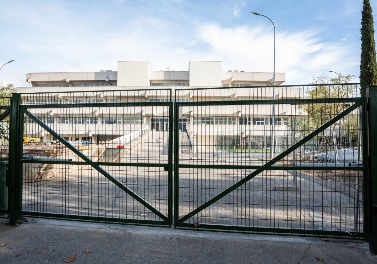 Fachada del centro de menores de La Cantueña, en Fuenlabrada