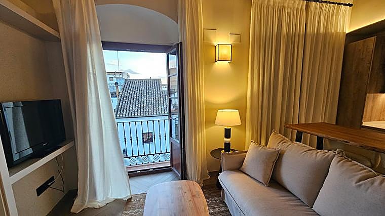 Imagen de uno de los apartamentos turísticos con sus ventanas abiertas a la plaza del Potro