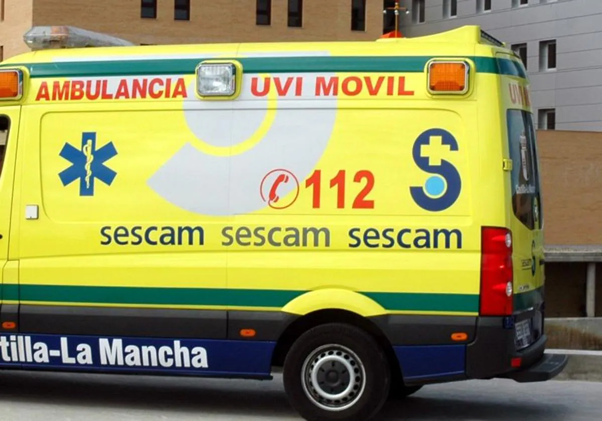 Una ambulancia del Sescam en una imagen de archivo