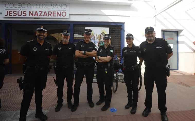 Imagen principal - La Unidad de Agente Tutor de la policía Local de Córdoba se creó en 2014 de la mano del agente Juan Jesús Alcántara, que en este tiempo ha recibido varias distinciones (una del Ministerio del Interior) por este programa pionero que ya están replicando en algunos municipios de la provincia de Córdoba. La base del mismo es el acompañamiento y trabar confianza con los alumnos parap revenirles y serivr de enlace para detectar problemas de convivencia, acoso o delitos más graves. Los responsables del Área de Seguridad (en la imagen) han hecho balance este martes de esta década de la 'policía que ayuda'.