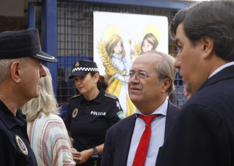 Imagen secundaria 1 - La Unidad de Agente Tutor de la policía Local de Córdoba se creó en 2014 de la mano del agente Juan Jesús Alcántara, que en este tiempo ha recibido varias distinciones (una del Ministerio del Interior) por este programa pionero que ya están replicando en algunos municipios de la provincia de Córdoba. La base del mismo es el acompañamiento y trabar confianza con los alumnos parap revenirles y serivr de enlace para detectar problemas de convivencia, acoso o delitos más graves. Los responsables del Área de Seguridad (en la imagen) han hecho balance este martes de esta década de la 'policía que ayuda'.