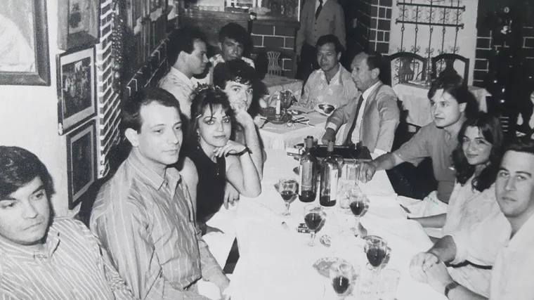 Una imagen de los años 80 en el salón de un Fado lisboeta. Amador Palacios (cuarto por la izquierda), aparece junto al poeta Eduardo Pitta y la pintora de Alcázar de San Juan, Xaro, su primera esposa. En la hilera de la derecha aparece también la autora de este artículo, Mari Cruz Magdaleno, junto al poeta toledano Jesús Maroto, a su derecha