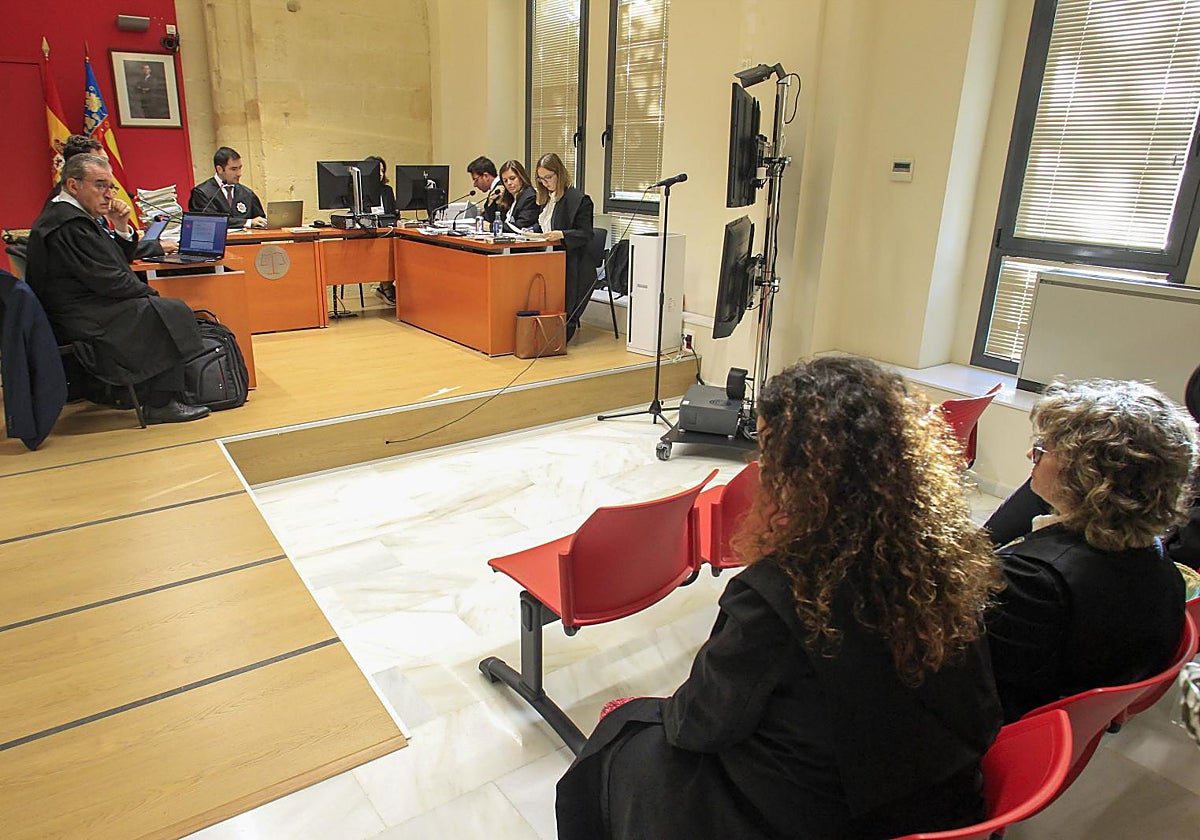 Vista durante el juicio por las 74 muertes en la residencia de mayores Domus Vi de Alcoy