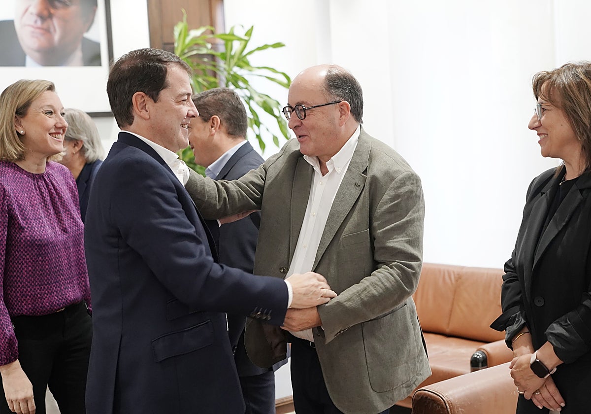 El presidente de la Junta y la vicepresidenta y consejera de Familia e Igualdad de Oportunidades se reúnen con entidades sociales