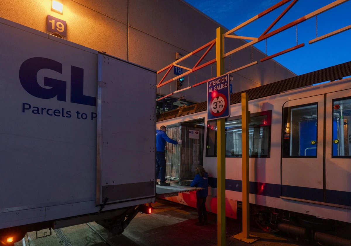 Los paquetes van pasando del tren de Metro directamente al camión que los trasladará al almacén de GLS en el norte de la ciudad