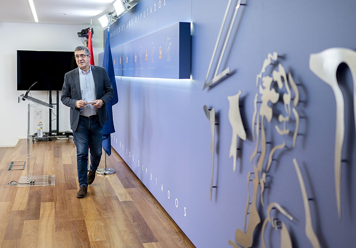 El portavoz del PSOE en el Congreso, Patxi López, en la sala de prensa de la Cámara Baja