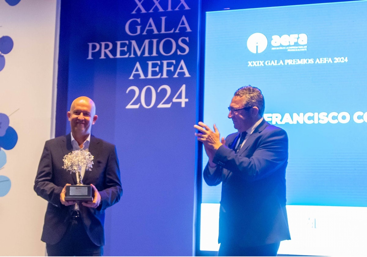 El presidente de la Diputación de Alicante, Toni Pérez, aplaude a Francisco Coll, de Quinton, uno de los premiados por AEFA