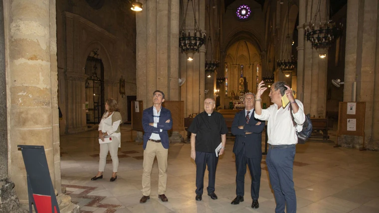 El arquitecto explica lo realizado en el coro de San Pablo