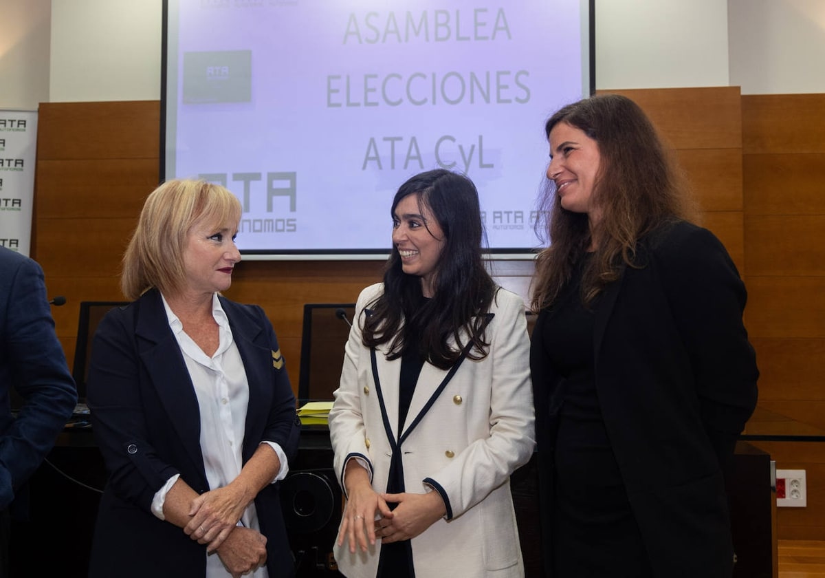 La consejera Leticia García, Leticia Mingueza y Celia Ferrero, de ATA Castilla y León y nacional