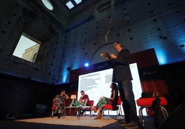 Bruce Weihl diserta sobre el valor sanador de la poesía frente a los horrores de la guerra