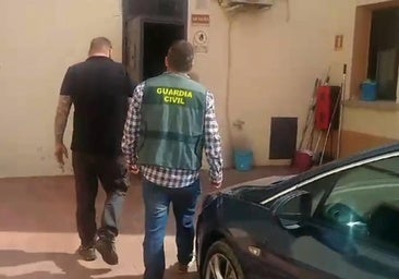 Palos, un cable en el cuello y una catana: El robo de 700 euros de dos encapuchados en una finca en Ávila