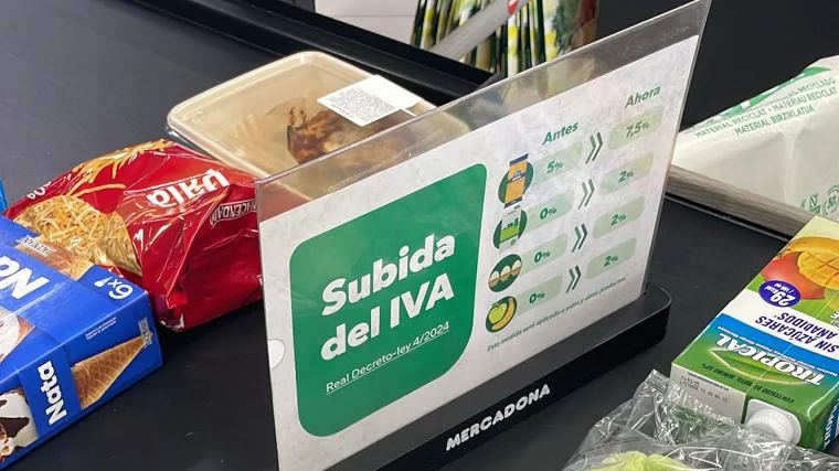 Imagen del cartel informativo colocado por Mercadona para avisar de la subida del IVA en productos básicos