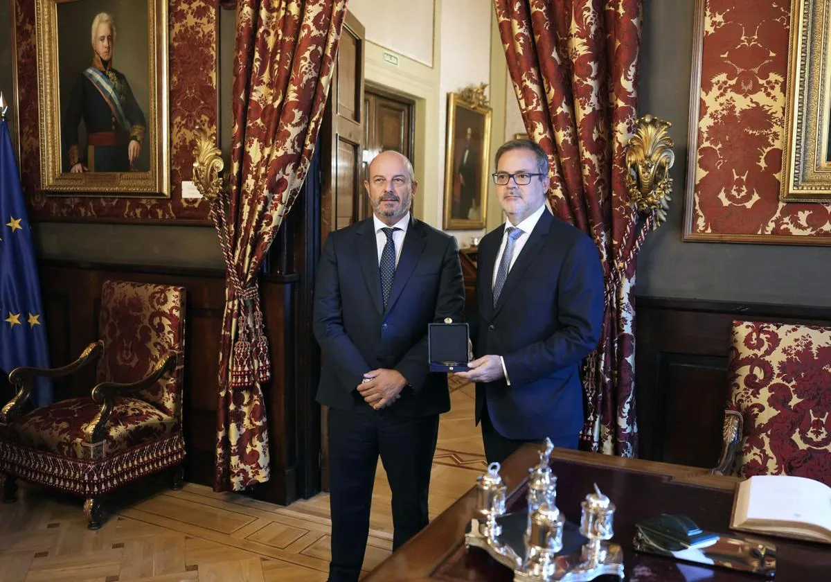 El presidente del Senado, Pedro Rollán, con el embajador de Argentina, Roberto Bosch