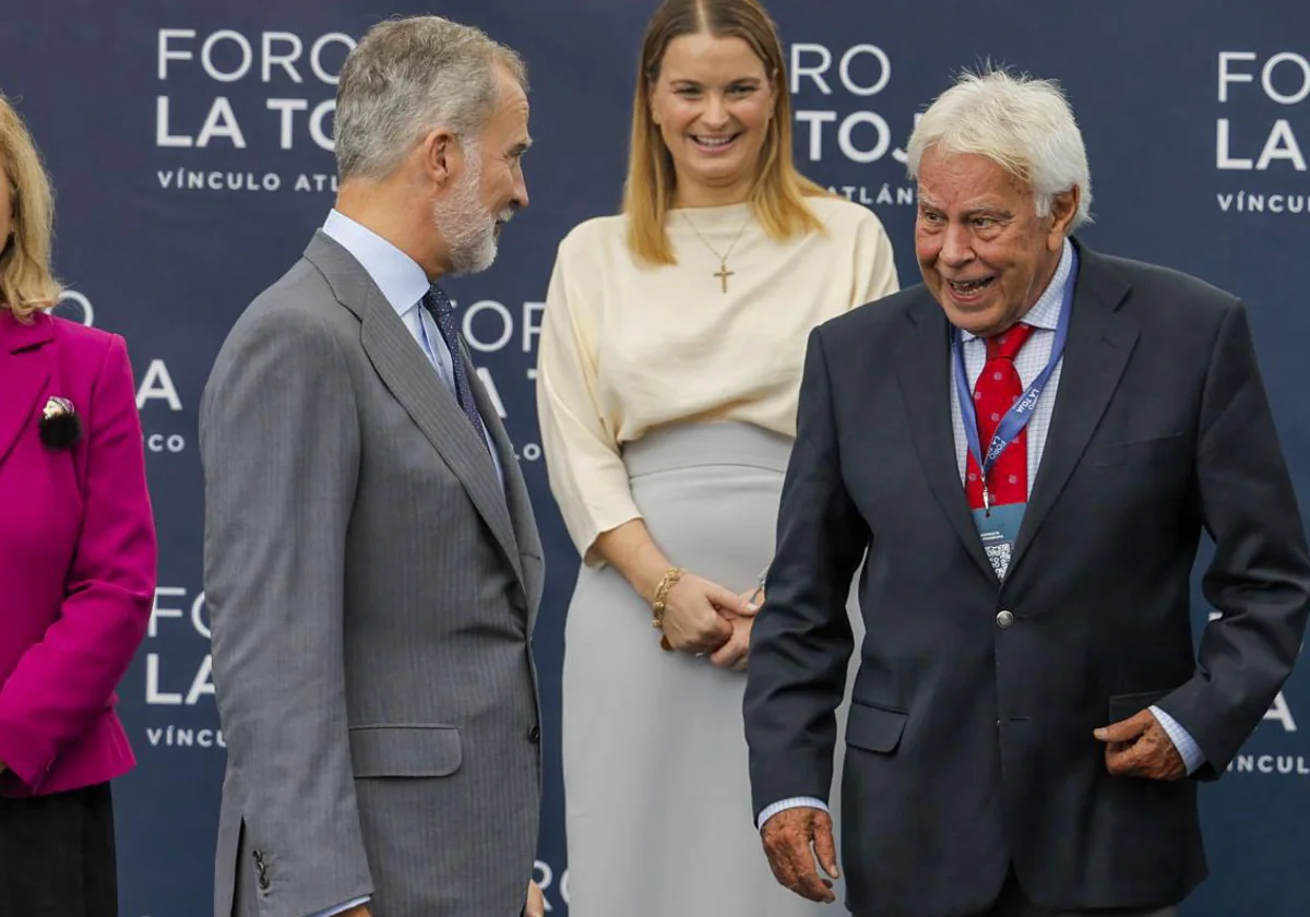 El expresidente del Gobierno Felipe González junto a S.M El Rey Felipe VI