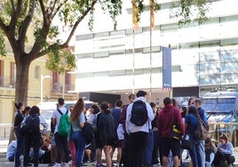 Detenidos tres 'cachorros' de la CUP por dañar la fachada de la Generalitat en la Diada