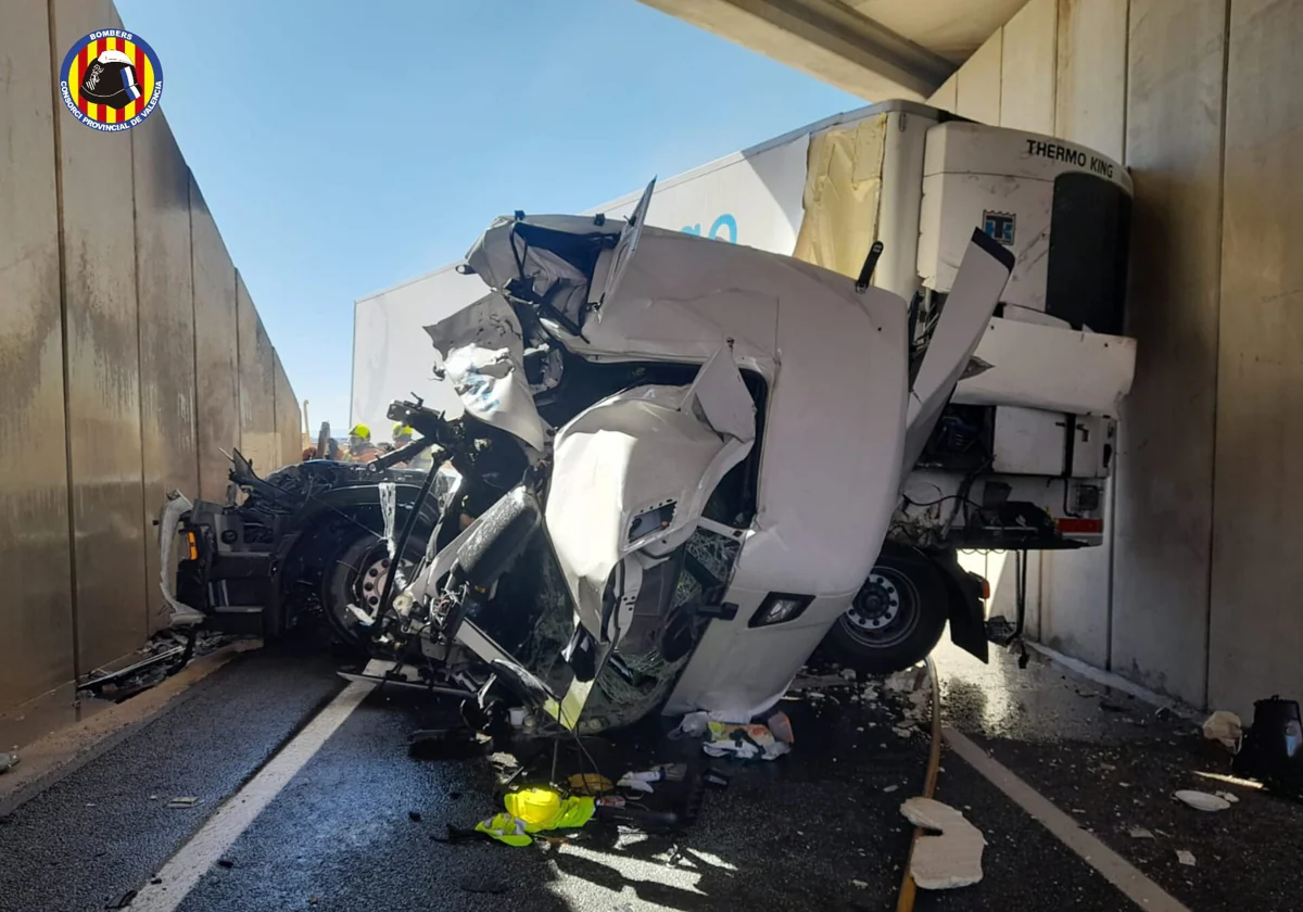 Estado en el que ha quedado la cabina del camión en la que ha quedado atrapado el conductor