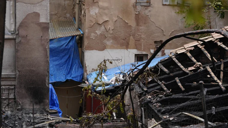 Chabolas colocadas en el edificio okupado tras el incendio del domingo