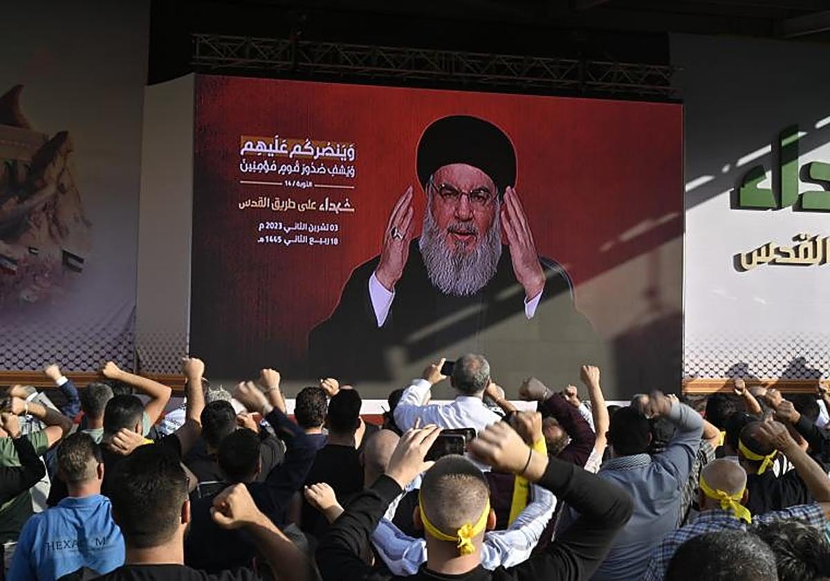 Imagen de archivo de seguidores de Hizbolá coreando el discurso del difunto Nasralá