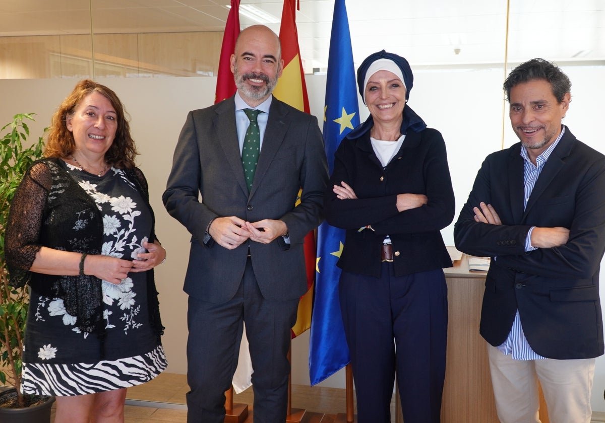 En el centro Íñigo Cortázar, del Sescam, y la presidenta del Colegio de Médicos de Toledo, Natividad Laín