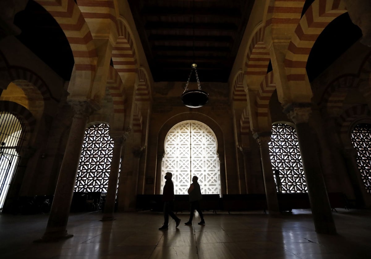 Vano de la nave número 17 de la Mezquita-Catedral de Córdoba, ahora tapado con una lona en sustitución de la celosía