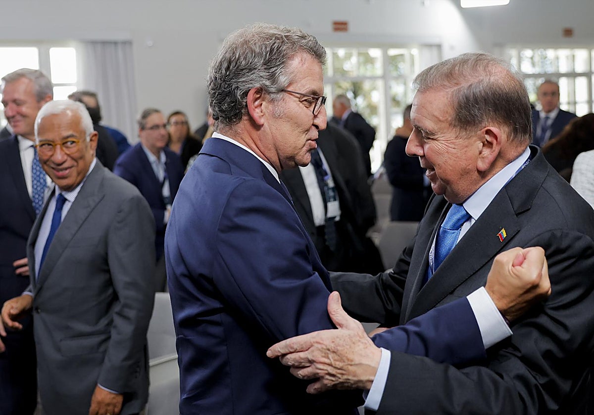 Alberto Núñez Feijóo, saluda al líder opositor venezolano, Edmundo González, este viernes en el Foro La Toja- Vínculo Atlántico, en O Grove (Pontevedra)