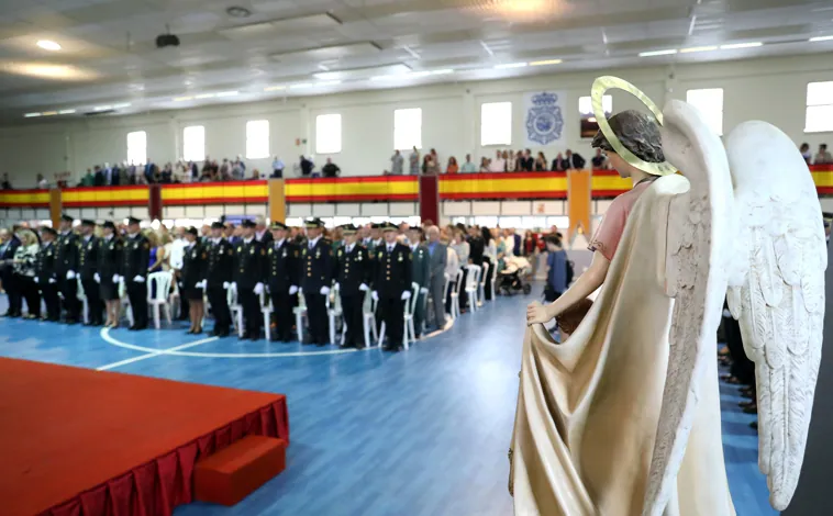 Imagen principal - La imagen que presidió el acto; policías uniformados entre los asistentes y el alcalde de Toledo, Carlos Velázquez, condecorando a un agente 