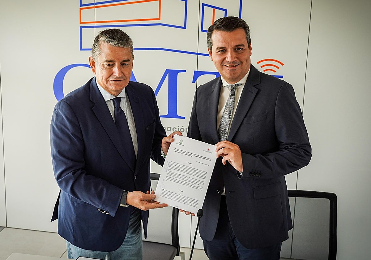 El consejero Antonio Sanz y el alcalde de Córdoba tras la firma del protocolo