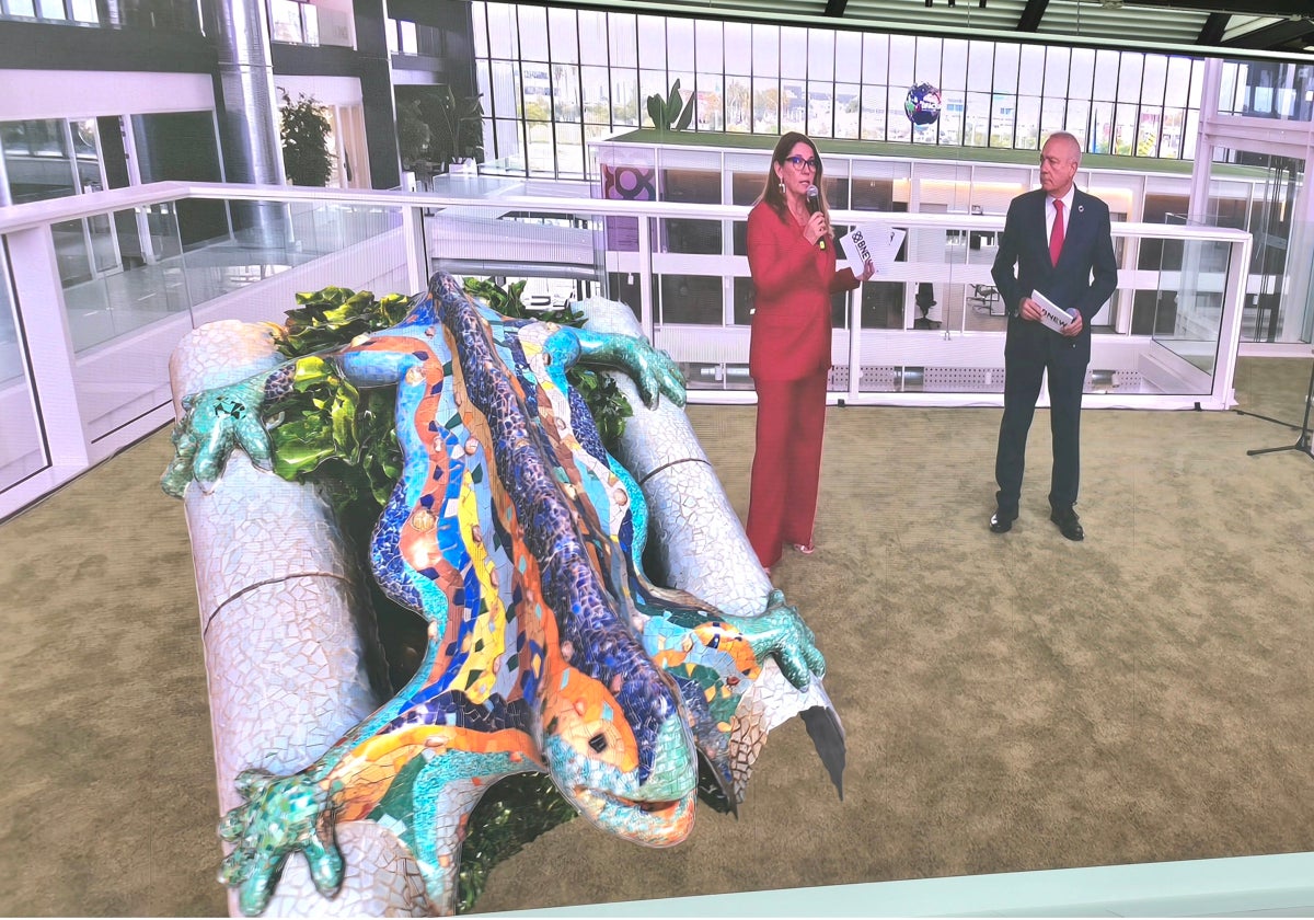 Blanca Sorigué, directora general del Consorcio de la Zona Franca de Barcelona (CZFB), y Pere Navarro, delegado especial del Estado en el CZFB, comparten la rueda de prensa de presentación de BNEW 2024 con la imagen en realidad aumentada de Gaudiamus, la salamandra multicolor con la que Antoni Gaudí quiso representar al dragón de Sant Jordi en el Park Güell