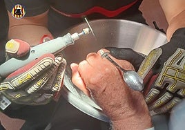 Un hombre acaba en el hospital por un anillo atascado en un dedo y terminan llamando a los bomberos