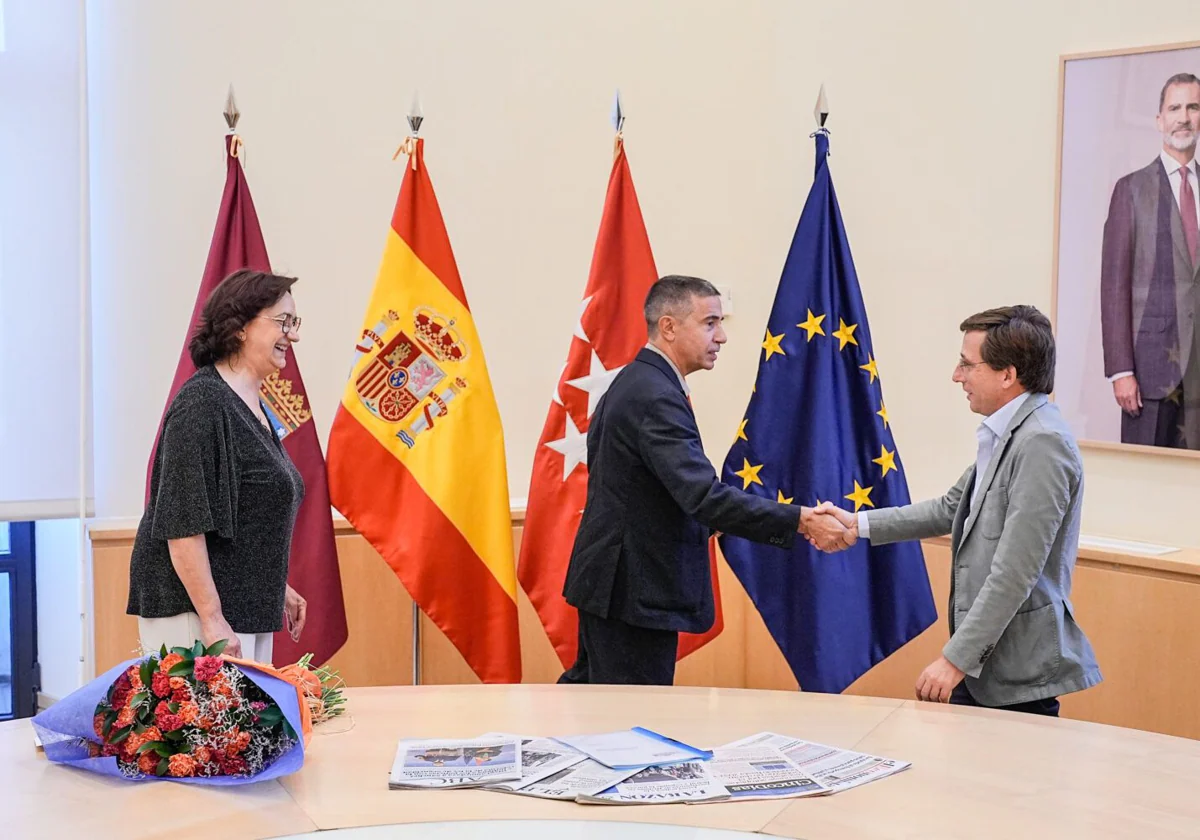 Almeida en la reunión con la Asociación de Vendedores Profesionales de Prensa de Madrid