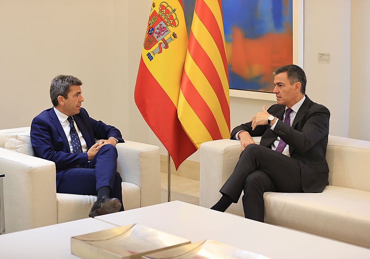 Imagen del presidente de la Generalitat Valenciana, Carlos Mazón, y el presidente del Gobierno, Pedro Sánchez, durante la reunión que han mantenido este viernes en la Moncloa