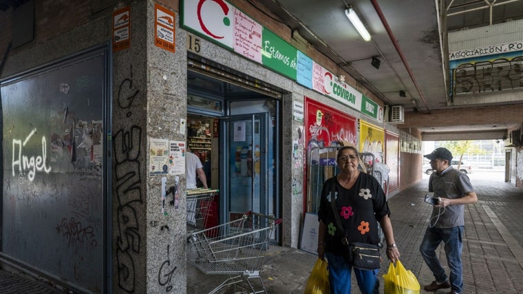 El único supermercado que sobrevive en el Caracol, frente al mercado de Orcasur