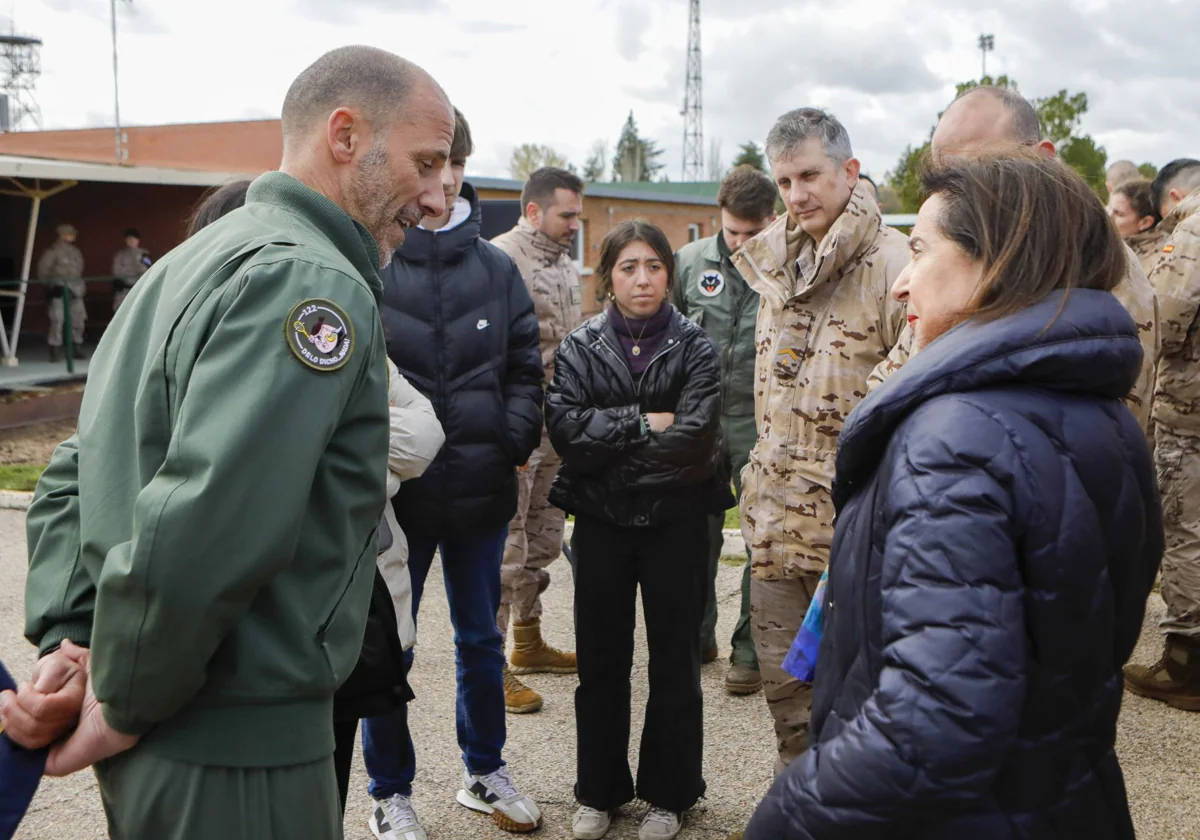 El teniente coronel Estrada junto a la ministra de Defensa, Margarita Robles, el pasado mes de marzo