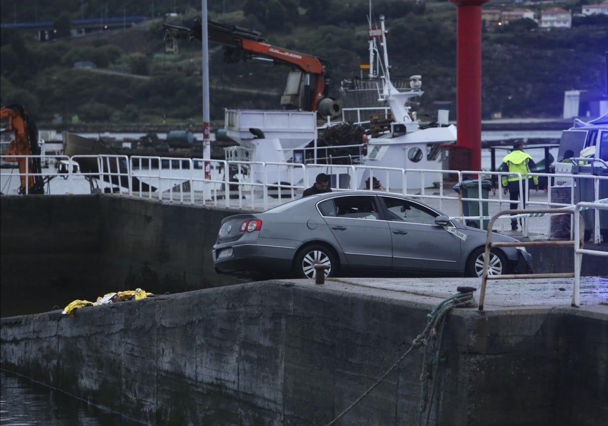 El coche rescatado en Domaio, con ayuda de un barco mejillonero