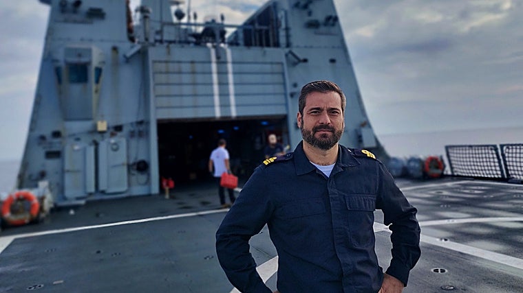Capitán de corbeta David Castillo, comandante del BAM Tornado