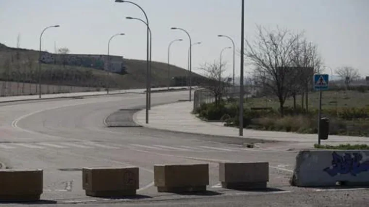 Uno de los viales de La Atalayuela donde se practican carreras ilegales, con maceteros para evitarlas