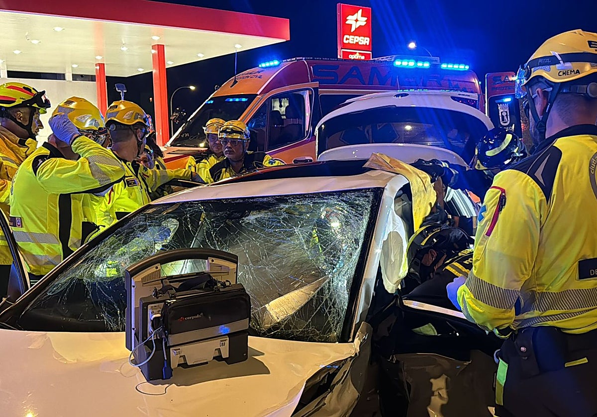 Los Bomberoso excarcelan al conductor del Golf blanco, la madrugada de ayer, en La Atalayuela