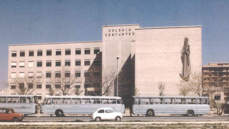 Fachada principal del colegio con vehículos en la época de su estreno