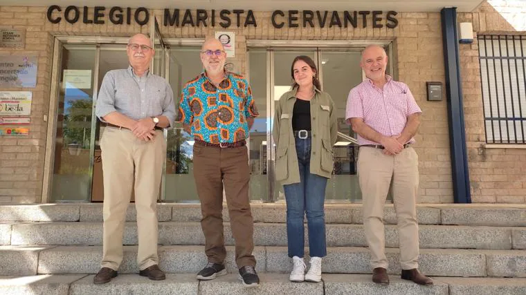 Los cuatro protagonistas de este reportaje en la puerta del colegio Cervantes durante esta semana