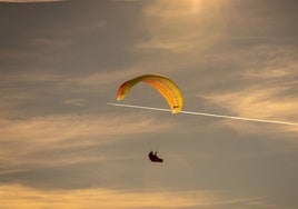 Dos parapentistas heridos por accidentes en Cádiz y Granada