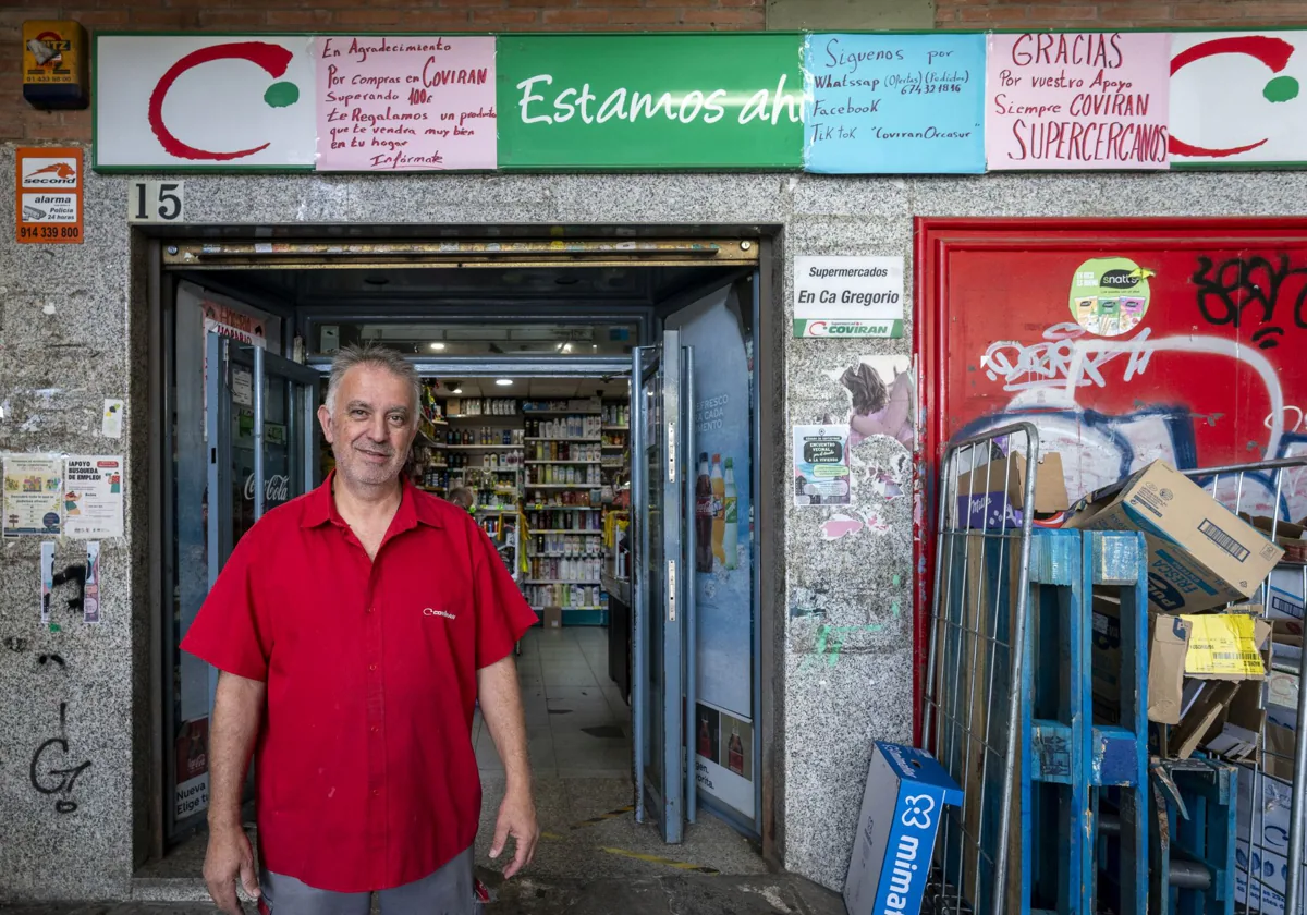 Jesús es el encargado del Covirán, el único supermercado de este centro comercial ochentero