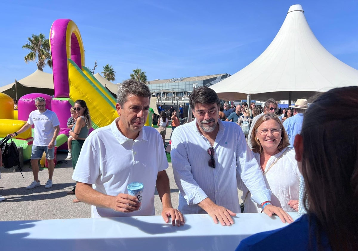 Imagen del presidente de la Generalitat Valenciana, Carlos Mazón, y el alcalde de Alicante, Luis Barcala, este sábado en el festival 'Som de la Terreta'