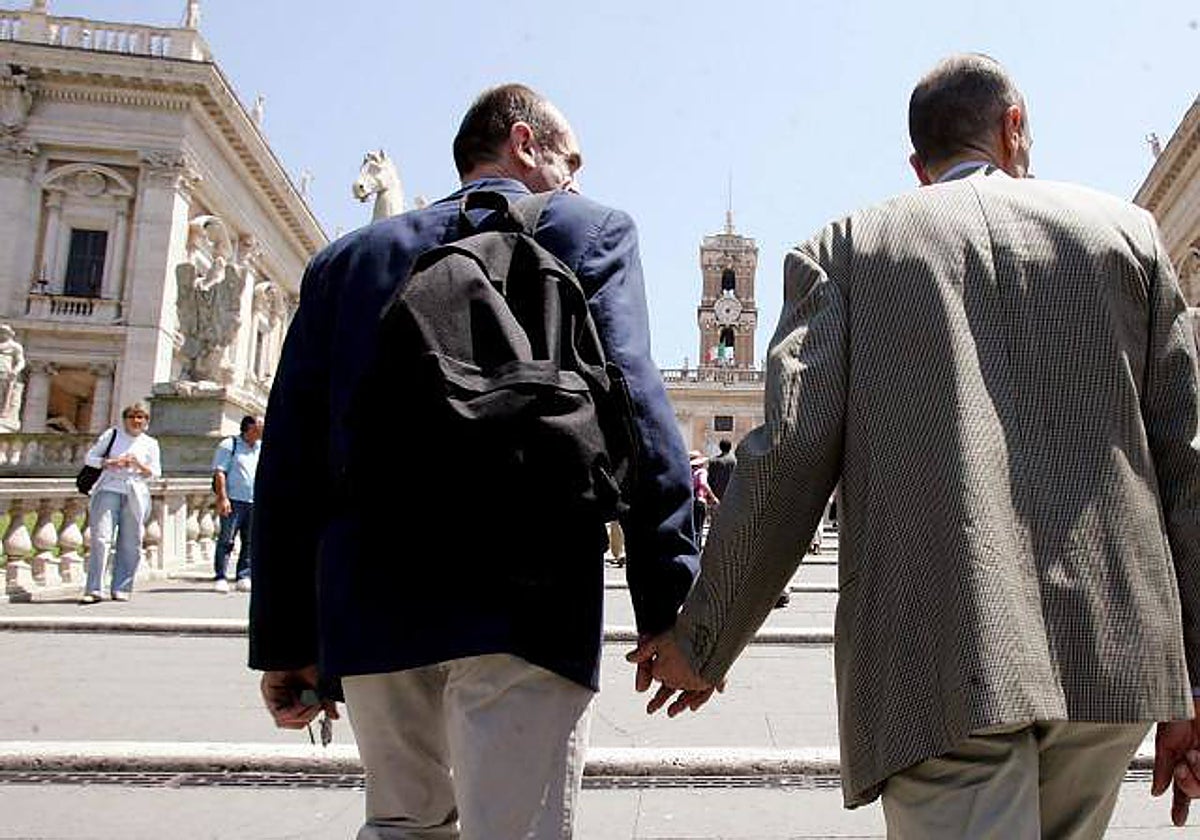 imagen de una pareja de dos señores de la mano en una foto de archivo