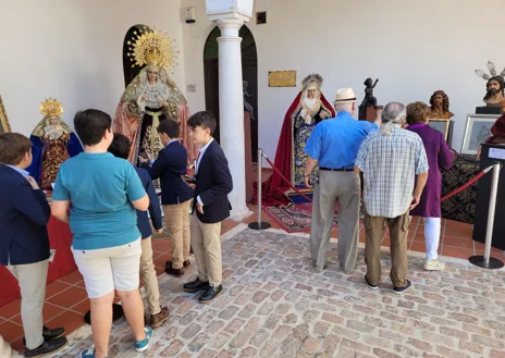 Imagen secundaria 1 - Arriba, exposición de estrenos y artesanía. Debajo, a la derecha, concierto de la banda de Las Cigarreras