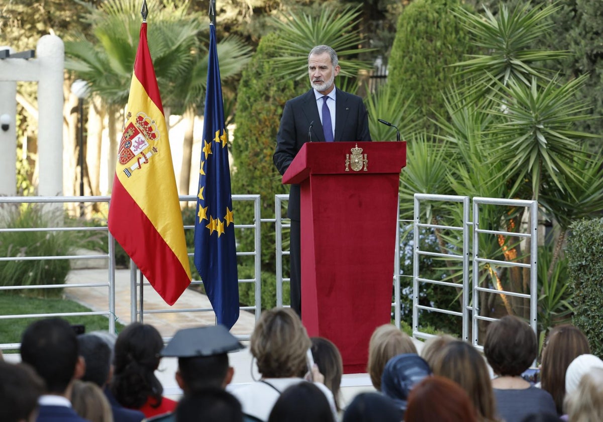 Felipe VI participa en una reunión con representantes de la colectividad española a su llegada a Amán