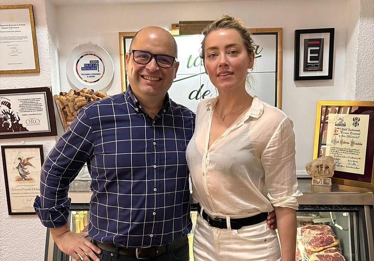 Ángel Sánchez, responsable de la Taberna de Almodóvar, junto a la actriz Amber Heard