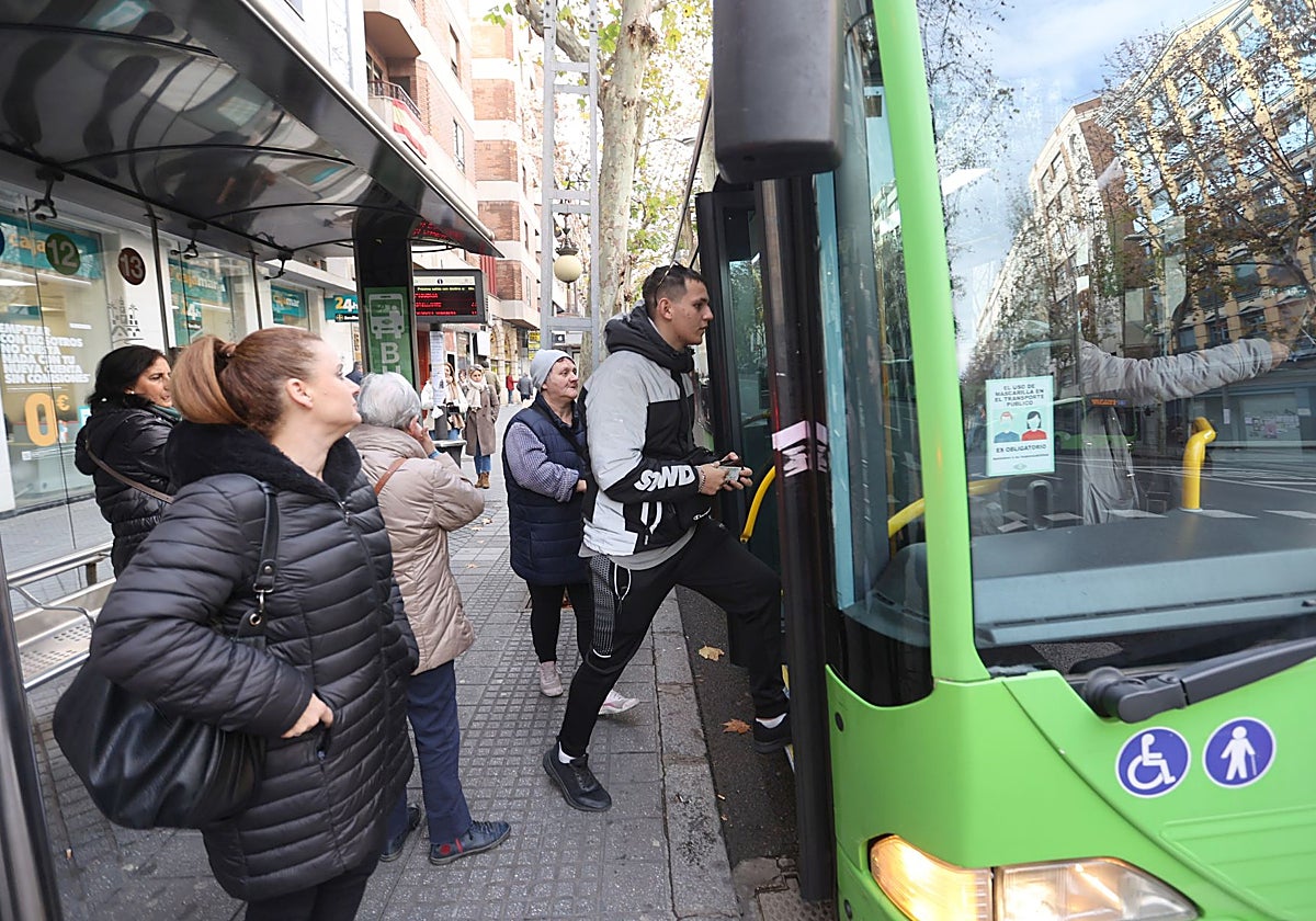 Viajeros suben a un autobús de Aucorsa