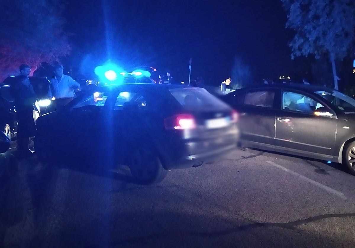 El coche de la izquierda fue el que provocó el accidente