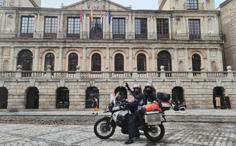 Imagen principal - Delante del ayuntamiento de Toledo, el día de la partida. Fotografiados en el Sáhara y en Namibia con una jirafa