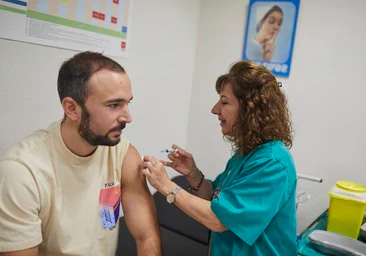 Madrid comienza a vacunar contra la gripe y el Covid en centros de salud, hospitales y residencias de mayores